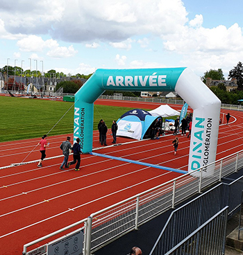 Une arche gonflable comme solution publicitaire pour le départ ou l'arrivée d'une épreuve sportive. 