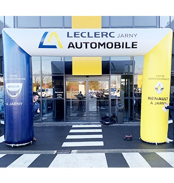 Une arche à l'entrée d'une concession automobile pour faire de la publicité pour un évènement exceptionnel comme une porte ouverte.