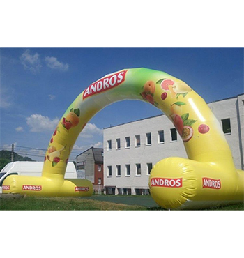 Une arche ronde pour la promotion de la manque Andros lors d'une manifestation.