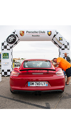 Une arche spéciale polygone pour le club porsche avec les différentes partenaires de l'épreuve.